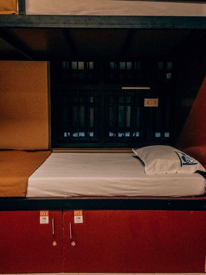 The Metro Pod - Backpackers A/C Dormitory Kochi Luaran gambar